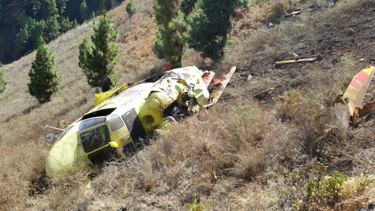MariaMonteroTFE's tweet photo. ÚLTIMA HORA:Cae un helicóptero de @BrifPuntagorda cuando hacía descargas de agua.No hay heridos! #IFJedey #LaPalma https://t.co/dvE2CiSPJ8