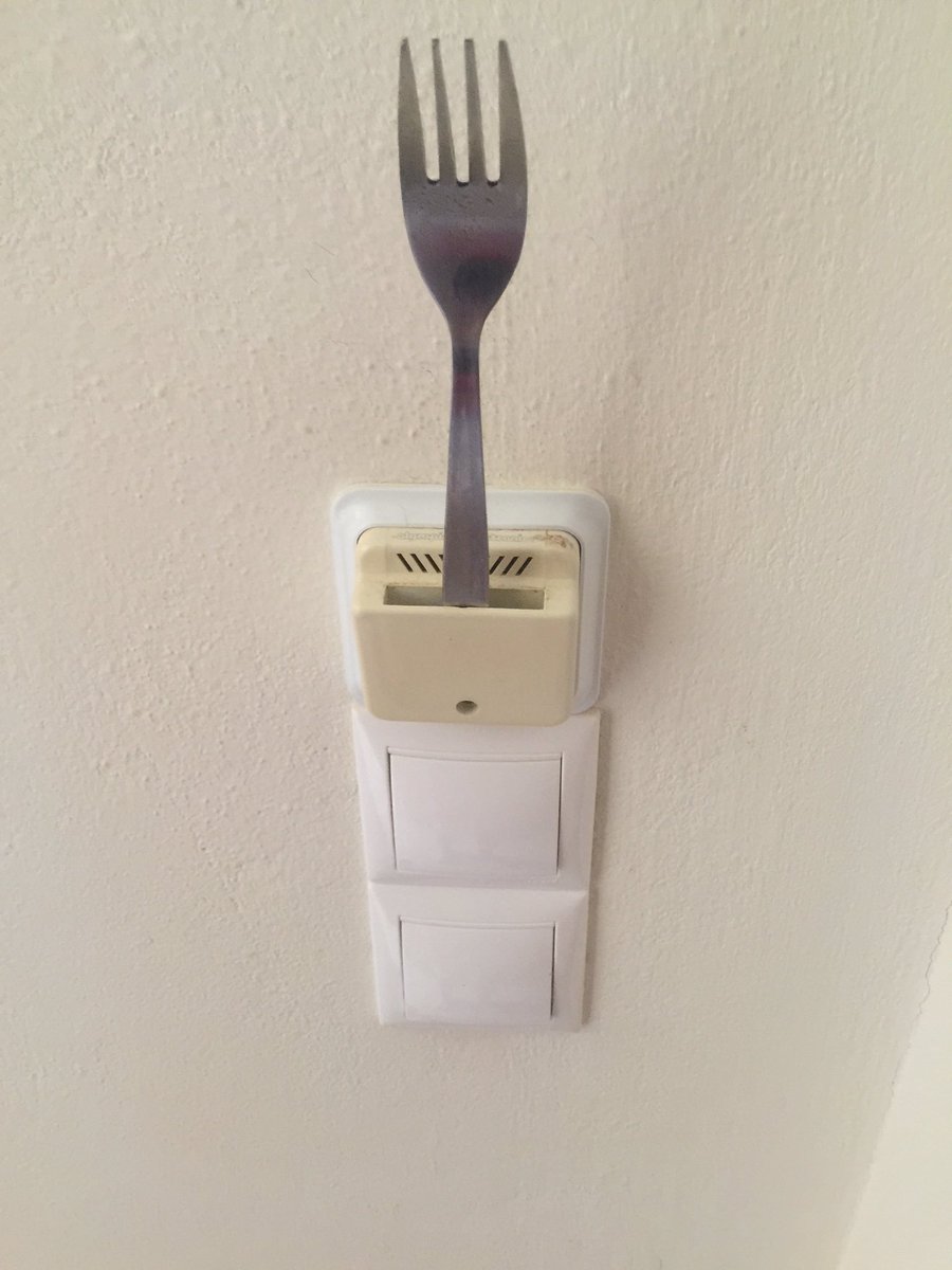shorebreakpad's tweet photo. #lifehack funzt immer wieder.. #wennderhotelschluesselnichtammannist 😁 https://t.co/D2D5ghtwqR