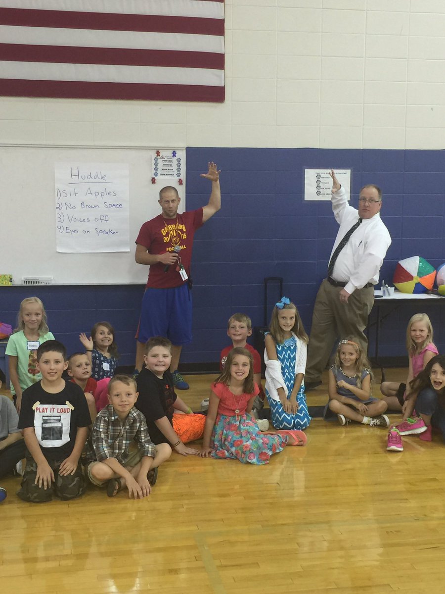 CDR_Elementary's tweet image. @CoreyMKeith stops by and fist bumps with the awesome 3rd graders in Mr Kennedy's gym class today!  #GARRARDshines