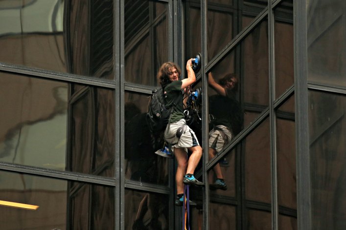 There is a guy currently climbing the Trump tower with giant suction cups Cph1xSEWcAAFpyX