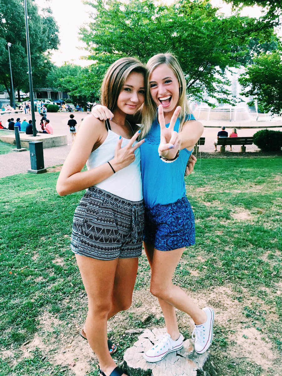 elizabethmiles_'s tweet image. Happy 17th to my main bean!! Hope it's great lysm!! #wednesdaybeanday #schomp #toiletbowl