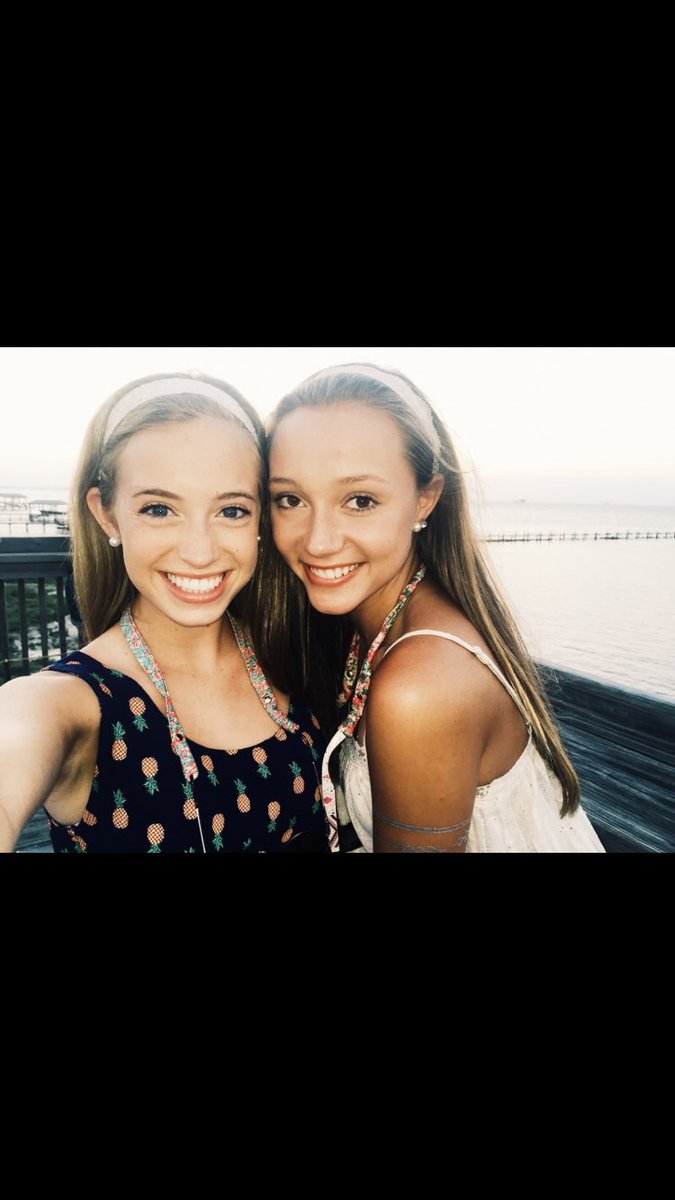 elizabethmiles_'s tweet image. Happy 17th to my main bean!! Hope it's great lysm!! #wednesdaybeanday #schomp #toiletbowl