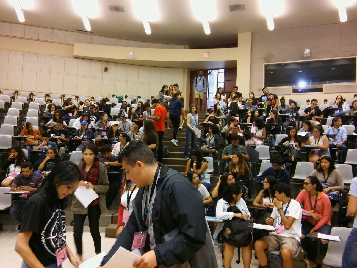OASIS_MSTP's tweet photo. Start of EDS lecture #ucsdoasissb16 https://t.co/SAzO2OoIXD