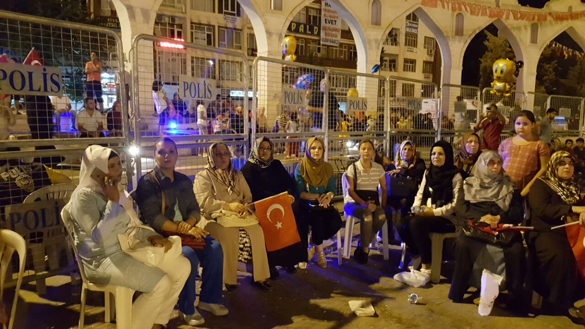 27.günde nöbet devam.
Zafer inananların,Zafer milletin,Zafer demokrasinin...
#YedirmedikYedirmeyecegiz 
@RT_Erdogan