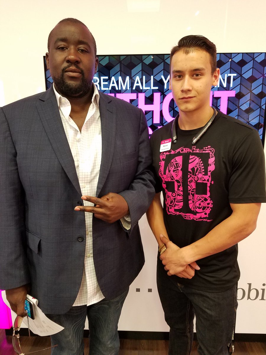 M1_MartinG's tweet photo. Sending up new business customers and showing them the value T-mobile has too offer! #theuncarrier #eworldmediagroup https://t.co/ZnnwgcDW0y
