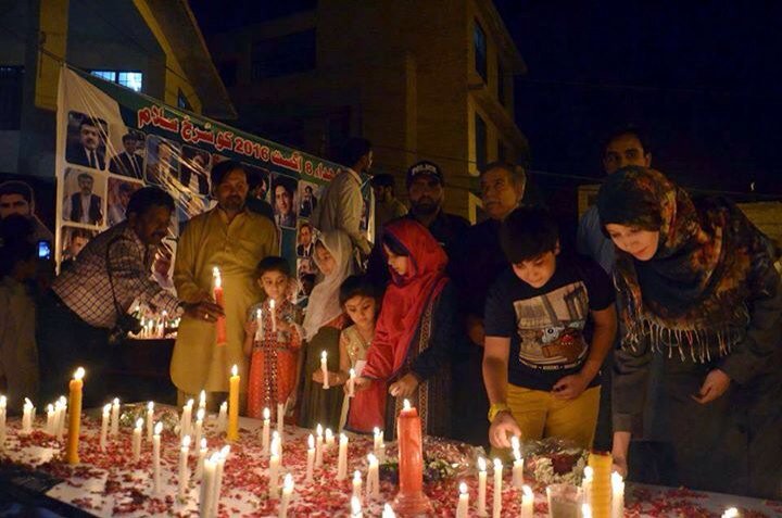 کوئٹہ،خود کش حملے میں شہید ہونے والے کیمرہ مین شہزاد خان  اور محمود خان کی یاد میں شمعیں روشن کی جارہی ہیں