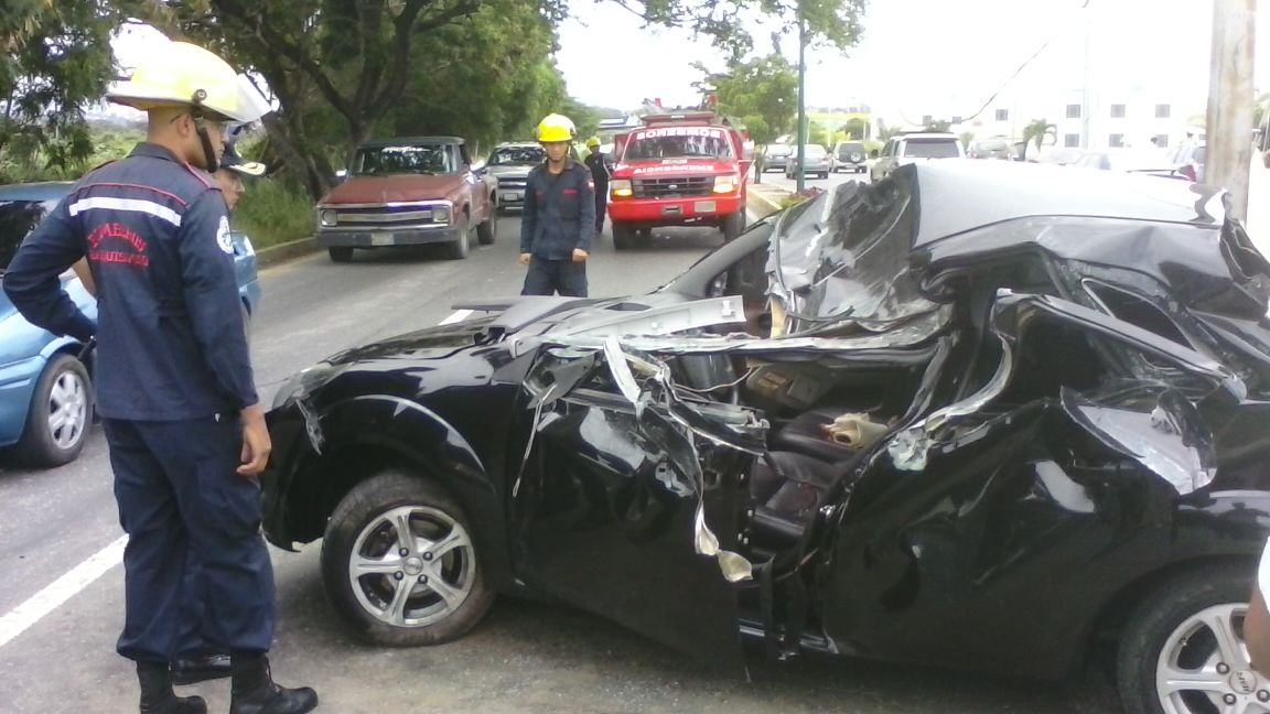 BomberosIrib's tweet photo. #AlertaBQTO Atendemos hecho vial con lesionados Av. Ribereña a 50 mts Dist. Bellas Artes Vía Tarabana @VGRPC https://t.co/mwlkmnQi3G