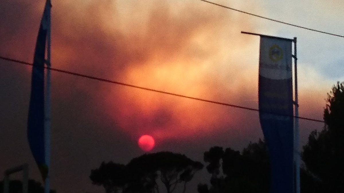 ahvidal13's tweet photo. #incendies à #Vitrolles...impressionnant...courage à nos marins-pompiers. https://t.co/gi9EzDf2zU