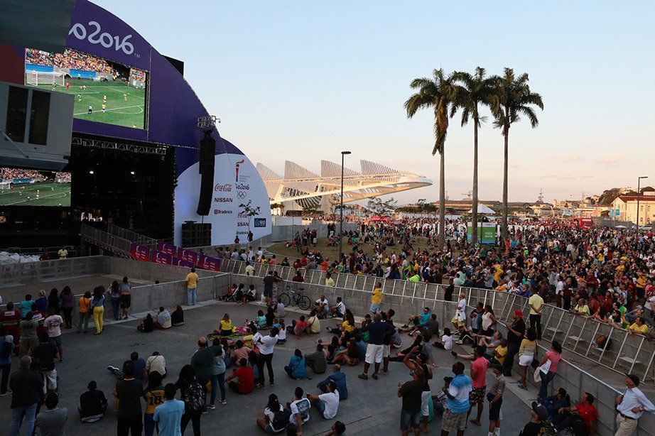 RioFesta's tweet photo. Carnaval fora de época anima Boulevard Olímpico com blocos e escolas de samba https://t.co/iyXXRHZaPM #Rio2016 https://t.co/6buihcBovA