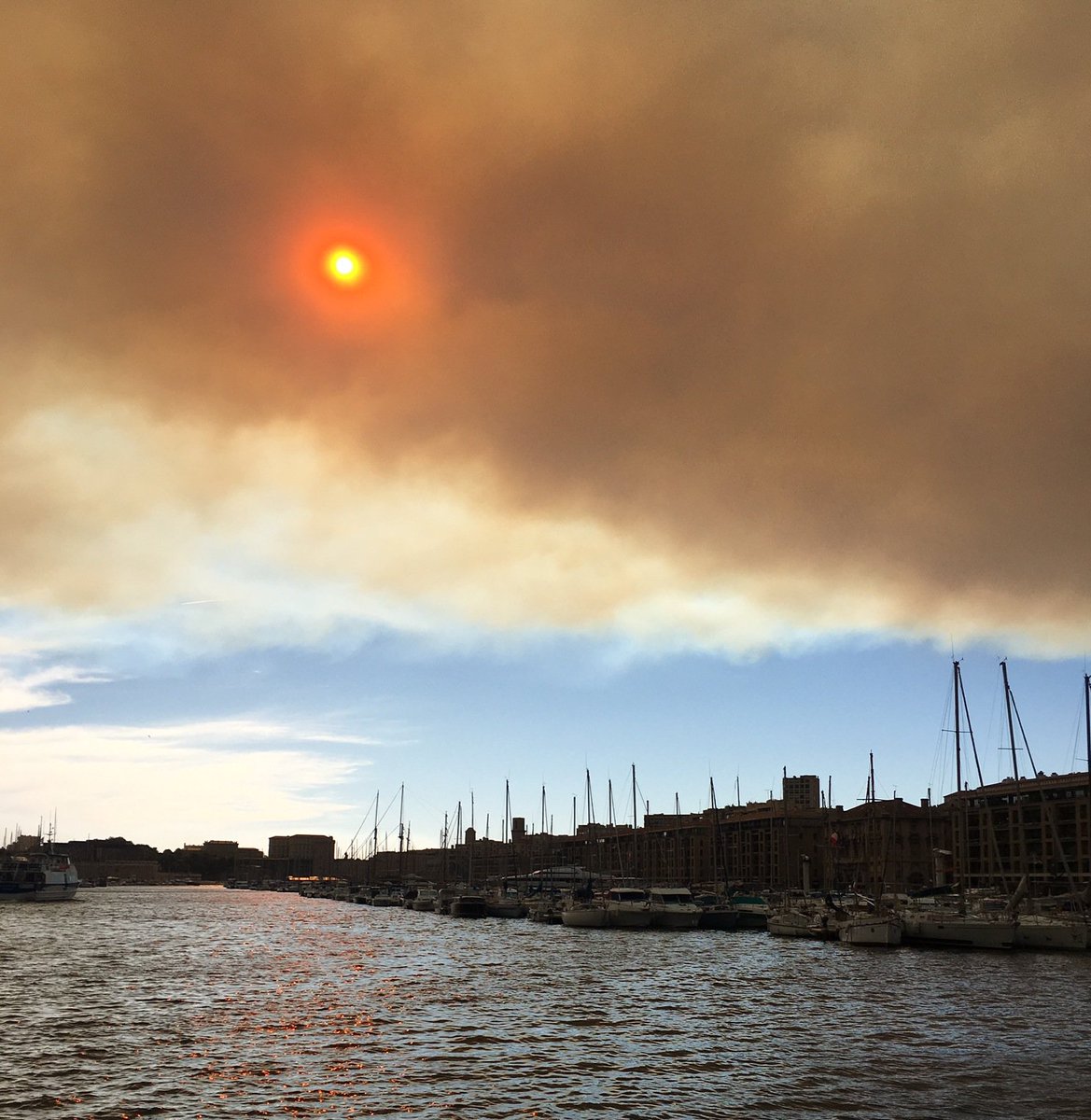 Meteovilles's tweet photo. Le nuage de fumée lié aux #incendies #dep13 des Bouches-du-Rhône - suivi ici : https://t.co/B0jFSllzZm https://t.co/ruzd5deCMO
