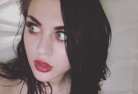 Frances Bean Cobain debutta su Instagram come cantante #Musica ow.ly/QeGx3037cZ3