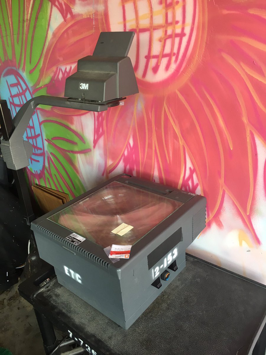 BobbyBonerz's tweet photo. My brother always buying random ass shit but really bruh ? A fucking overhead projector smh.. https://t.co/3eFzYHRlyu