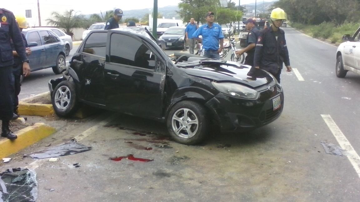 Fredyandradea's tweet photo. A esta hora: accidente de tránsito con heridos en la ribereña, despues del elevado via Cabudare  #lara https://t.co/1GBd3hmWyM