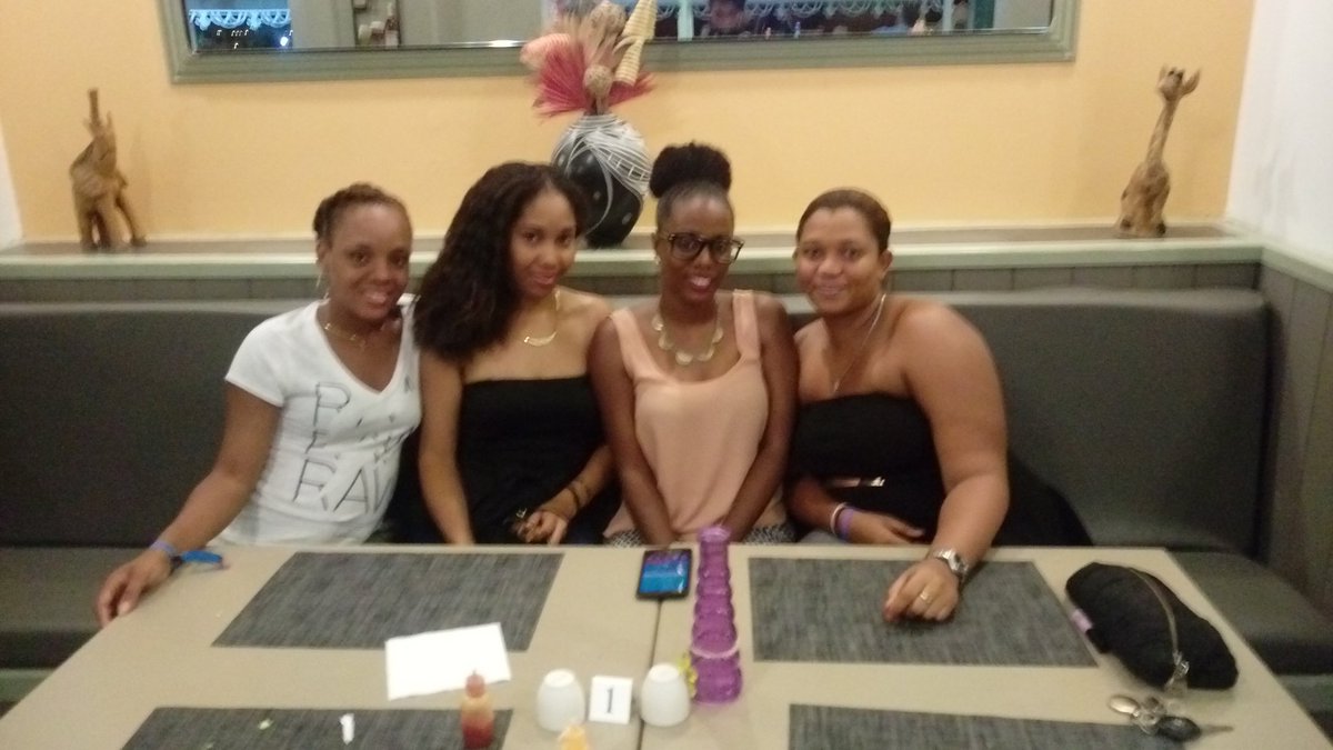sunfloweriz's tweet photo. Me and my girls @matthewsstlucia #dinnerwasgreat https://t.co/baa0RTWQ3g