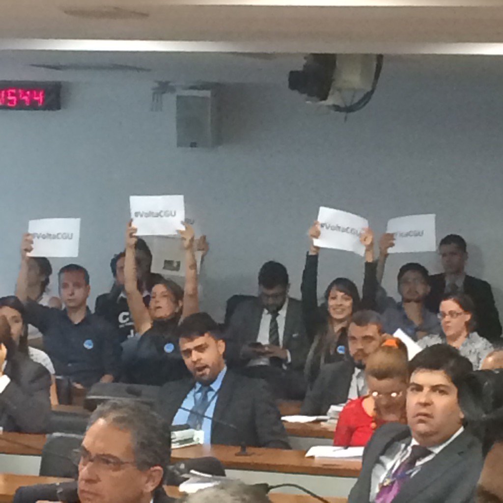 lenitabr's tweet photo. No plenário do Senado #CDeSFpelaCGU #FicaCGU #VoltaCGU https://t.co/57ifgxgEuK
