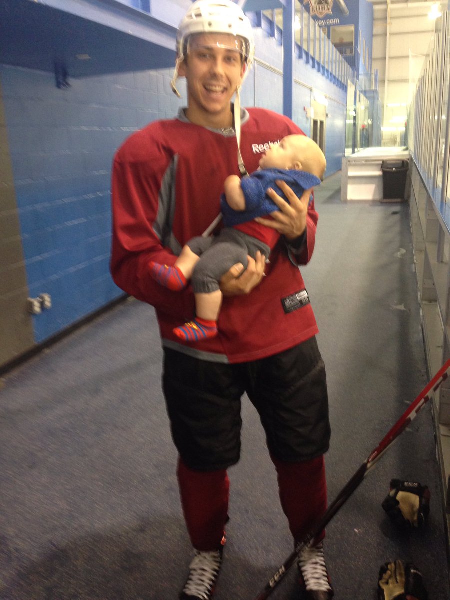 jxrdyh's tweet photo. can we all take a moment to appreciate this picture of my brother w Dylan Strome https://t.co/MNSGceX2IE