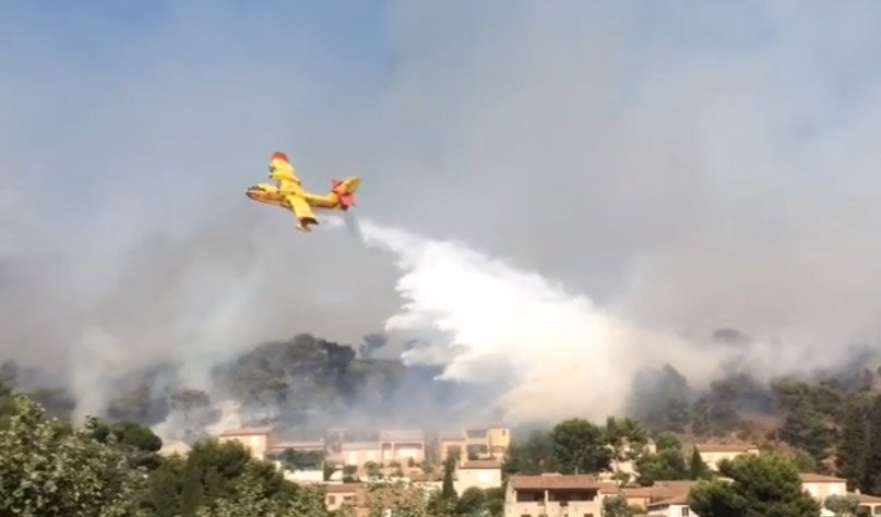 Vidéo - Les Canadair face à l'incendie de Vitrolles temoins.bfmtv.com/mediaplayer/vi…