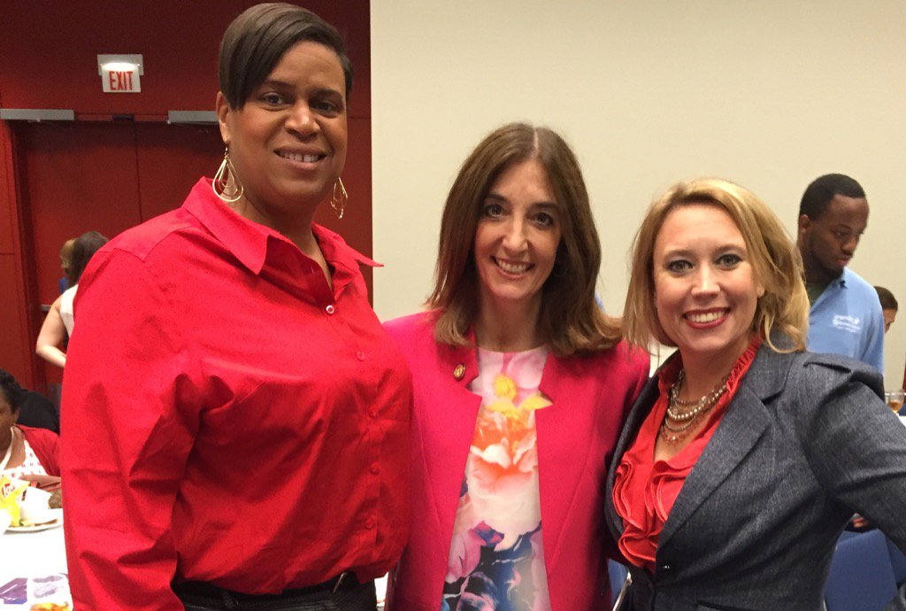 Gov_Women's tweet photo. Introducing @GailBeatty WIG Class 2016 to @EFillerCorn @DebPetersForSD Class 2017! #NCSL2016 #womenlead @GOVERNING https://t.co/bukyzdaIbd