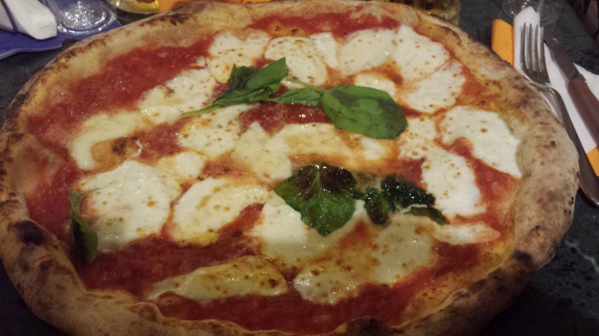 Riccardo_DamCom's tweet photo. Anche tu mi sei mancata... #Pizza #Naples #Pellone #top https://t.co/VXlqNTAgUi
