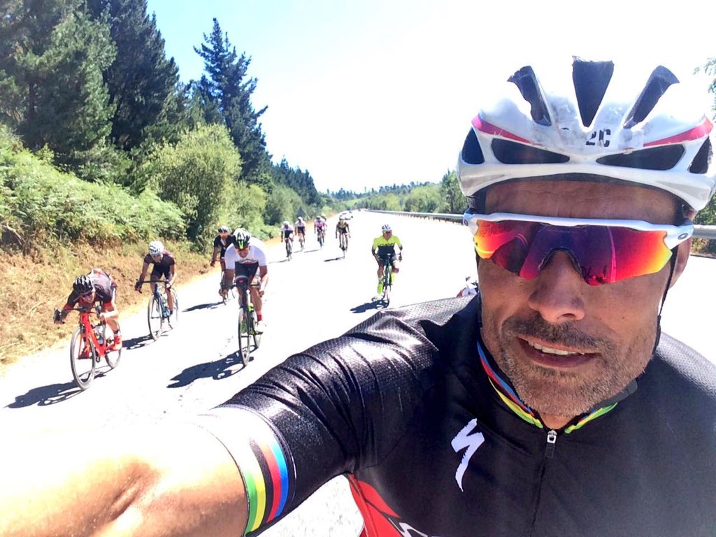 pablitopiny's tweet photo. Cuando coronas un puerto en solitario y en la bajada se tiran a "tumba abierta" a por ti #KamikazeMode https://t.co/1jgID5gjh8