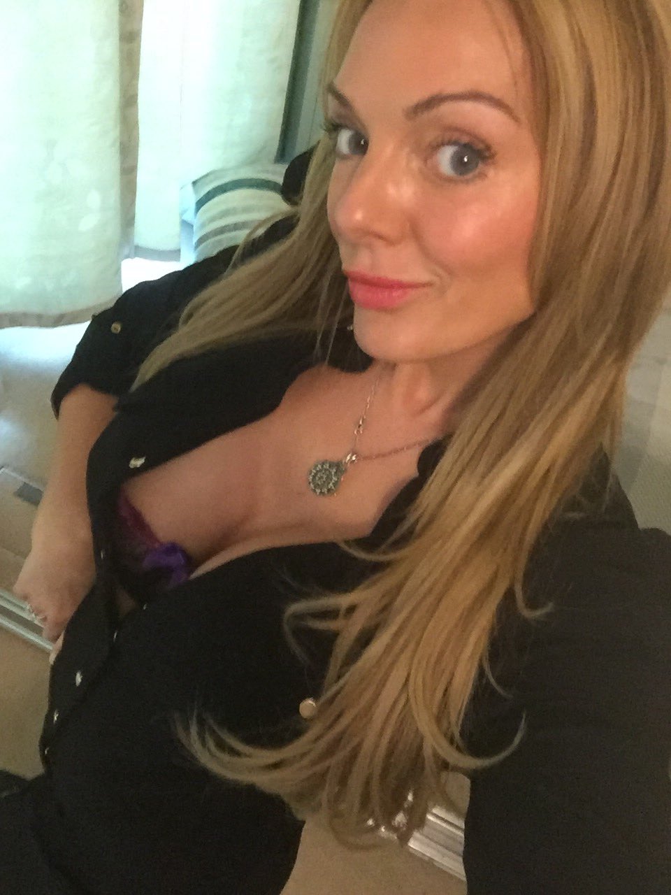 1 pic. Vamping it up in london#trying to match the milf tag I seem to of been given❤️#RT https://t.c