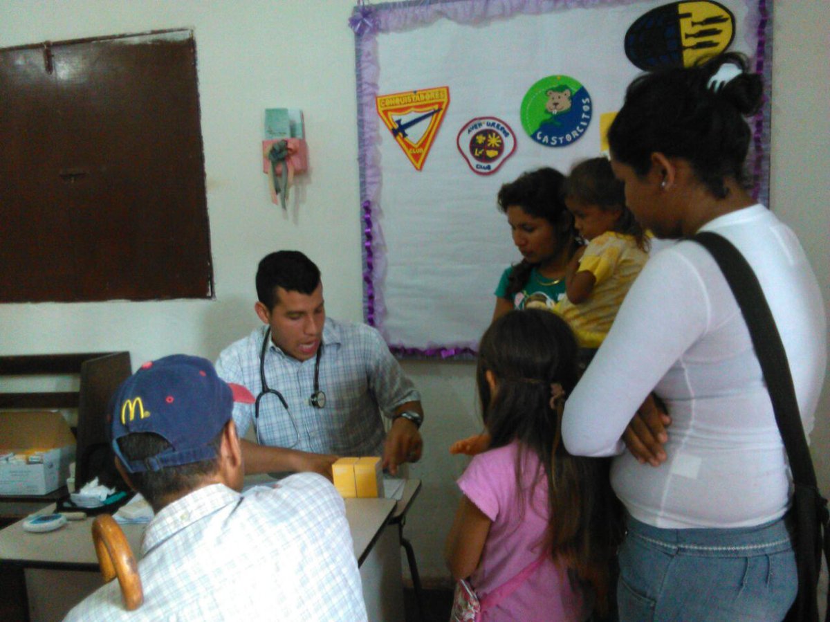 mivellacen1's tweet photo. Médicos no Adventistas apoyando jornada médica #CercaDeTi2016 en la Iglesia Central de Guaribe  @CercaDeTiVzla https://t.co/mPV6PjgYnC