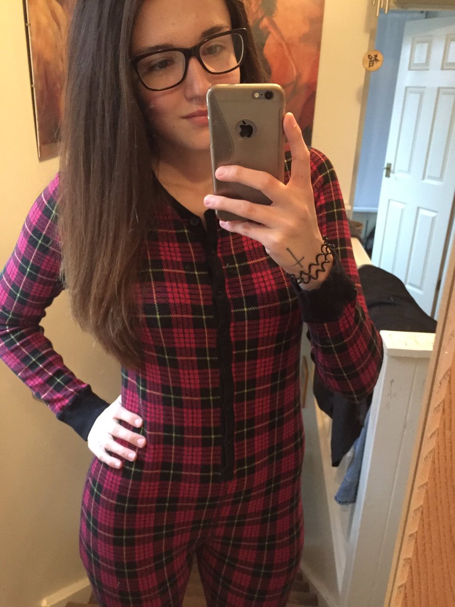 Gmmw3's tweet photo. Look so different with straight hair and glasses https://t.co/MTaxNSKevH