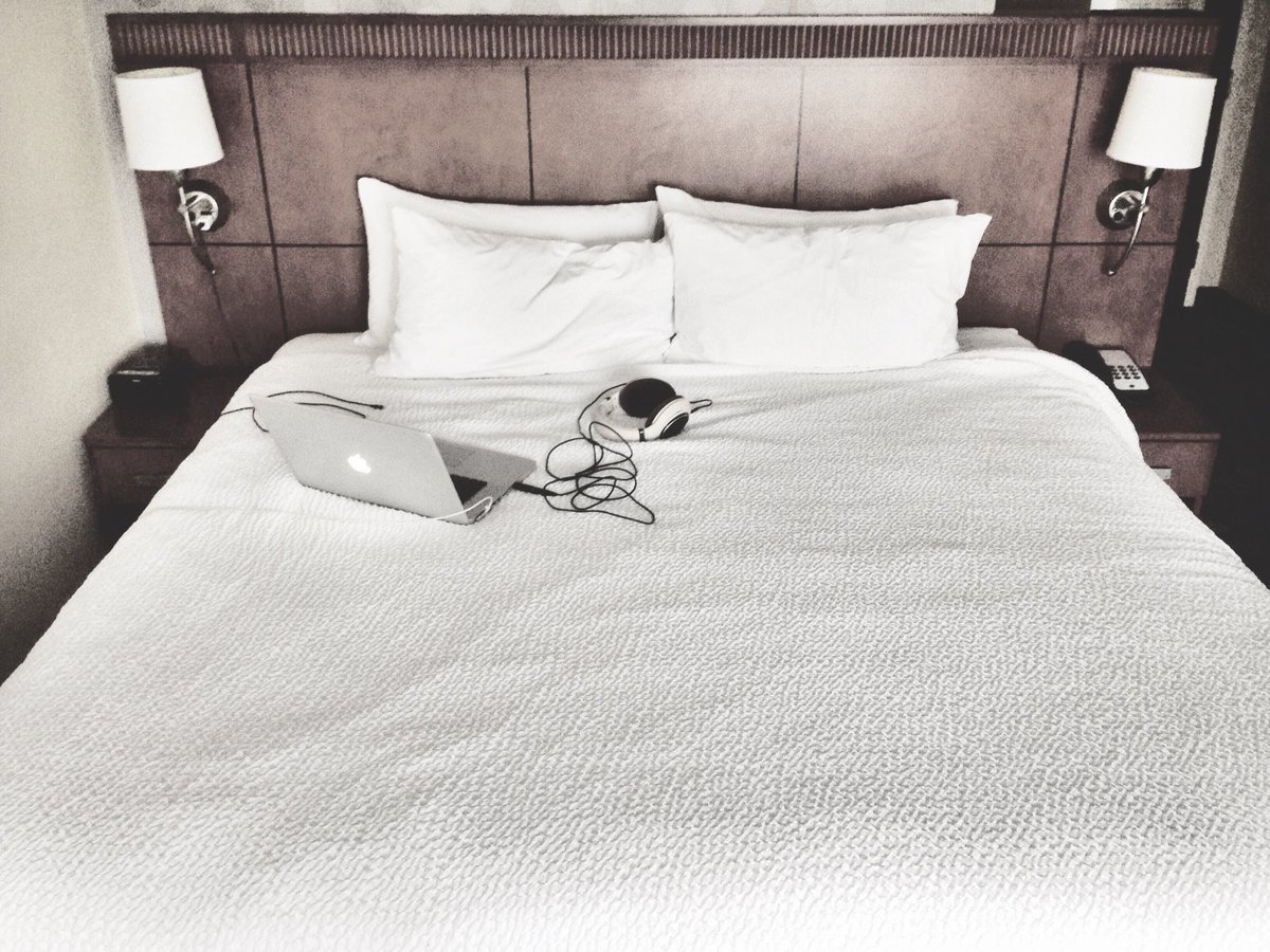 jessewerkman's tweet photo. producing while on the road #headphones #JobsoftheFuture https://t.co/Yiemng5Voo