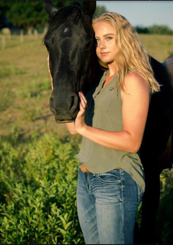cyn_smyth's tweet photo. thank you so much @IvanHuang4 for taking these amazing pictures with these amazing horses❤️🐎 https://t.co/mfOfQg7jio