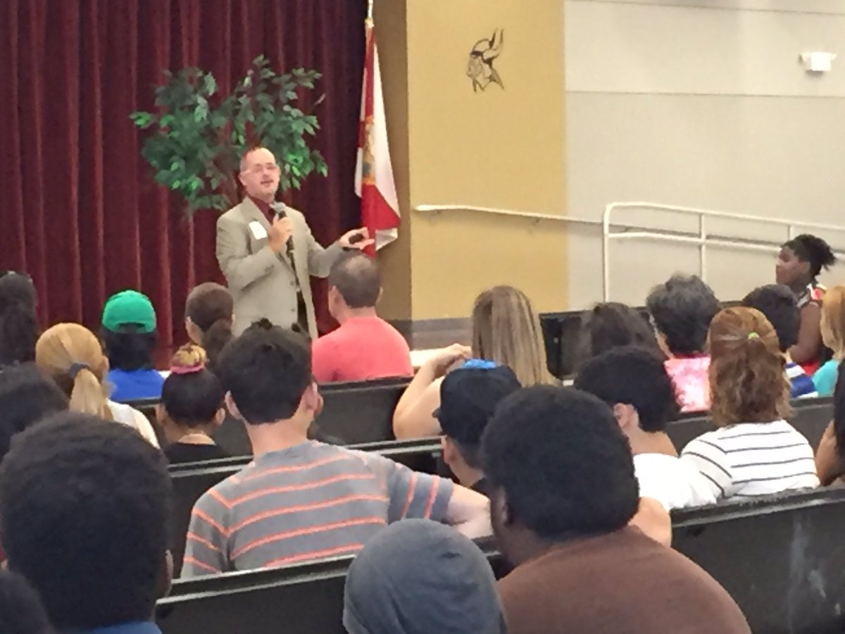 DrEdieSohigian's tweet photo. @walker_middle Meet the Teacher for sixth grade! Welcome new Vikings! @OCPSnews https://t.co/vjTohmbZv3