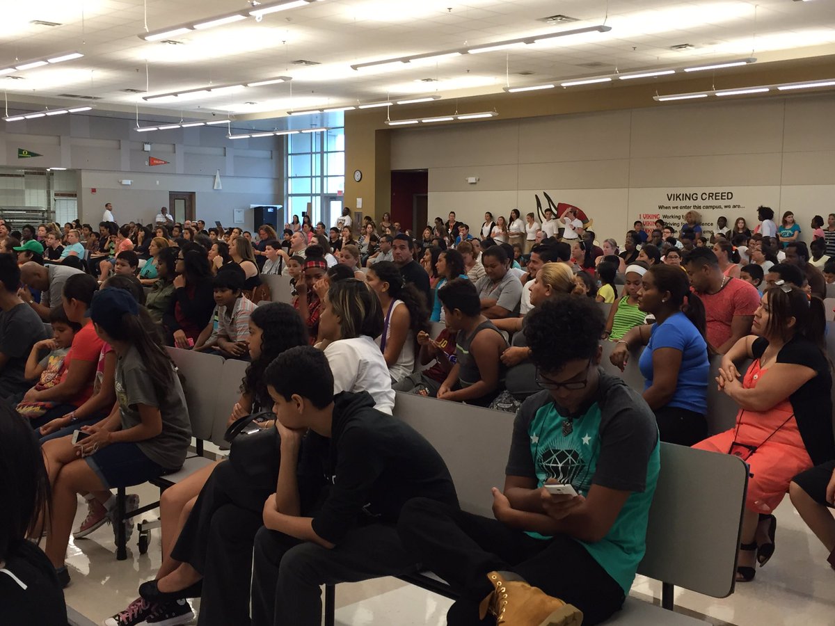 DrEdieSohigian's tweet photo. @walker_middle Meet the Teacher for sixth grade! Welcome new Vikings! @OCPSnews https://t.co/vjTohmbZv3