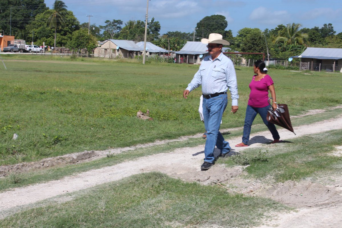 GobCandelaria's tweet photo. Edil @ChavaFarias1 recorre calles y da inicio a la rehabilitación de las mismas en la comunidad del Chilar https://t.co/wmYyhNzjB9
