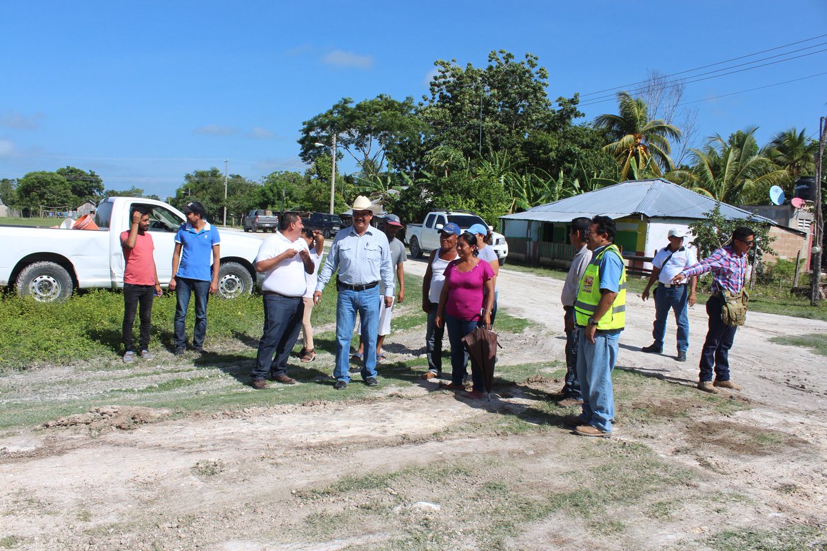 GobCandelaria's tweet photo. Edil @ChavaFarias1 recorre calles y da inicio a la rehabilitación de las mismas en la comunidad del Chilar https://t.co/wmYyhNzjB9