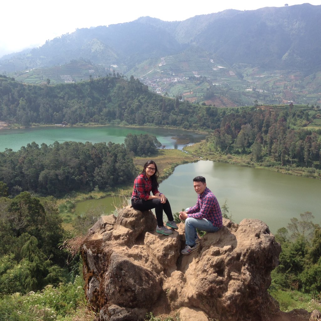 RioTheodorus's tweet photo. @Trans7OnTheSpot #WisataHappeningOTS7 batu ratapan angin dgn view telaga warna, dieng, wonosobo. https://t.co/6oVlxHfpYc
