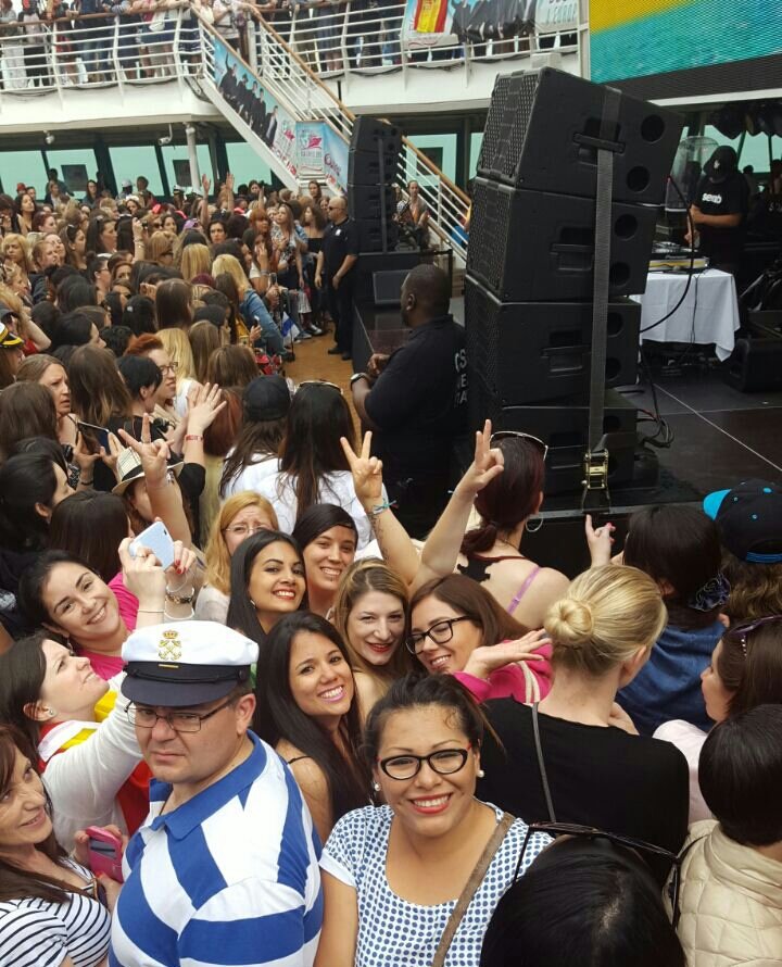 latinolas_bsb's tweet photo. @backstreetboys the party with #Latiñolas https://t.co/MrO8iWqbeR