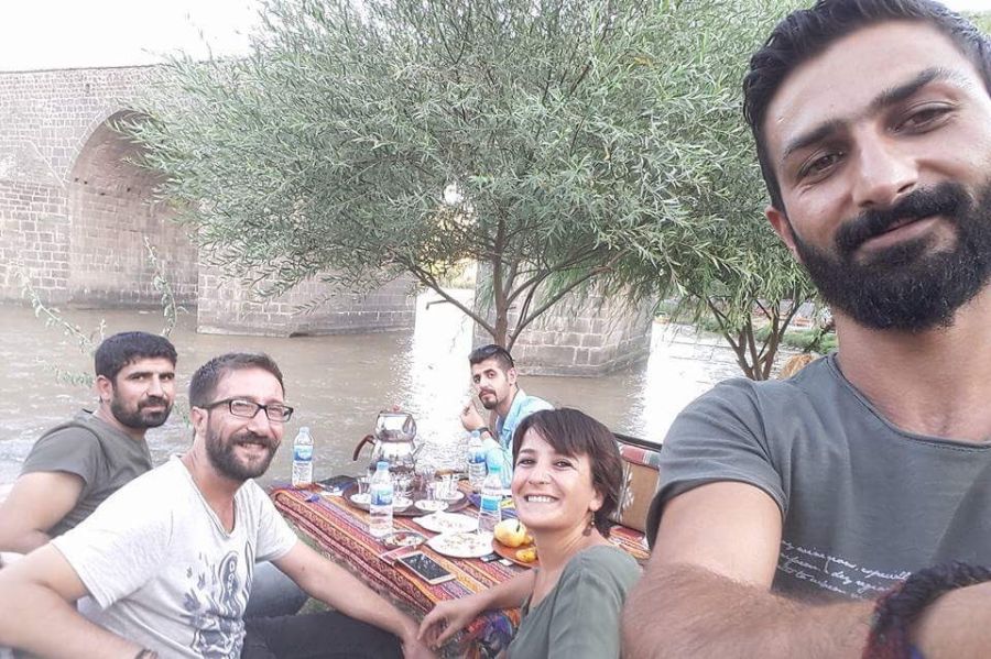 evrenselgzt's tweet photo. Diyarbakır'da 4 gazetecinin gözaltına alındığı Valilik Basın Bürosu tarafından doğrulandı https://t.co/F5LkvKBrWM https://t.co/Te9qTkLHIZ