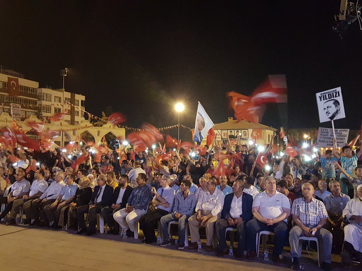Vatandaşlarımız bu gece de vatan nöbetinde meydanları doldurdu. Hepsine şükranlarımı sunuyorum
