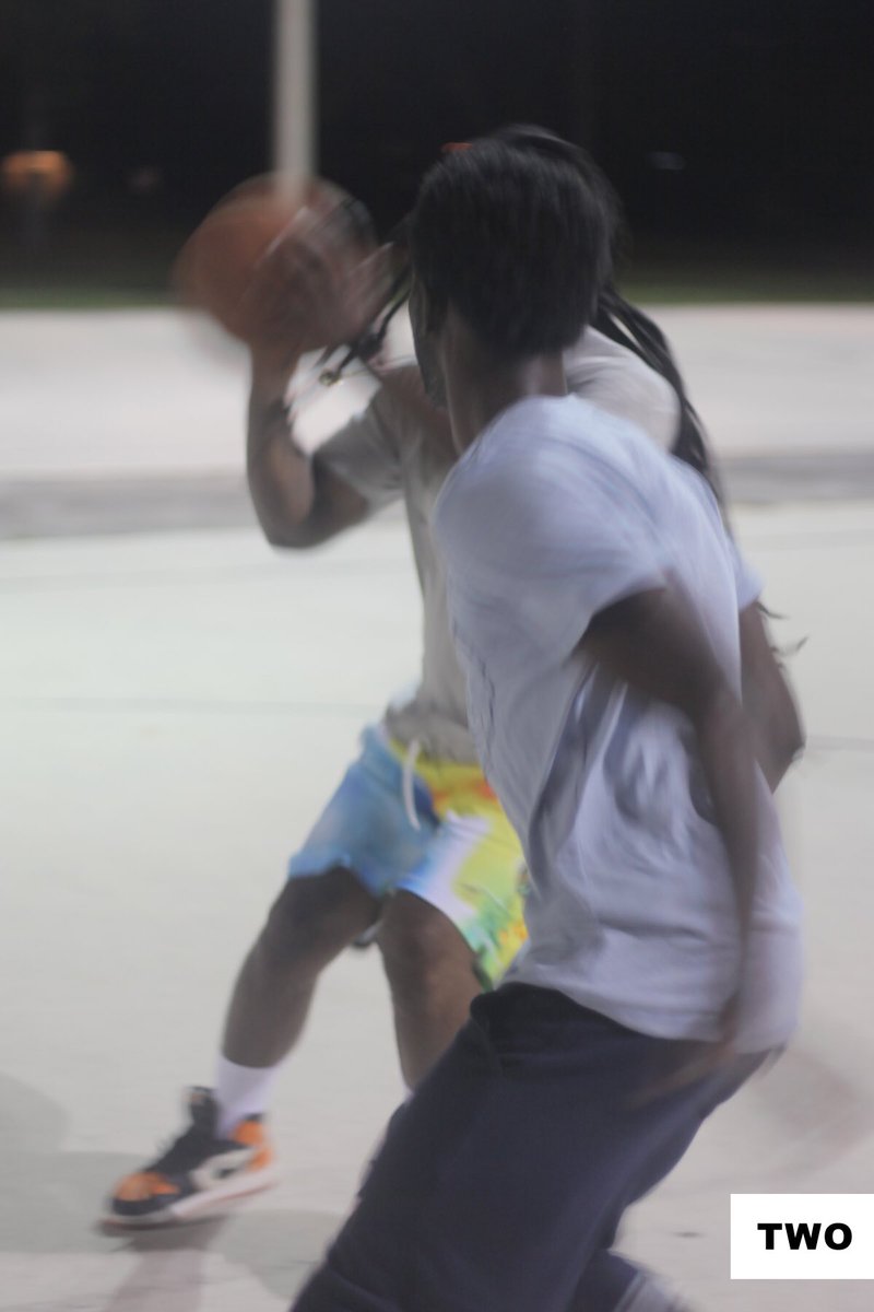 PlusGivens's tweet photo. • Hezo
• Cross
• Step back
🏀 101 #trsnspls
🏀 187 #ballislife
😂 @YoungBreedCCC https://t.co/ZKFVW1gOlC