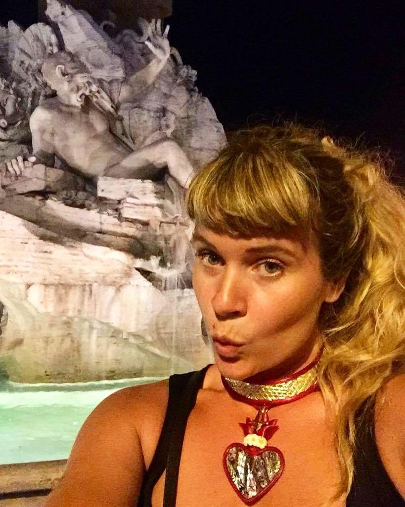 Holy_Faya's tweet photo. When Bae send You Love from Italy🌴🍉🐚 #galhack #jewelry #luxury #rococo #bisous https://t.co/6MGLqXj3pW