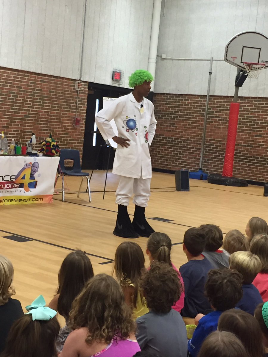missfields1st's tweet photo. So much fun learning from the Science Machine today! https://t.co/40G2gLWKRU