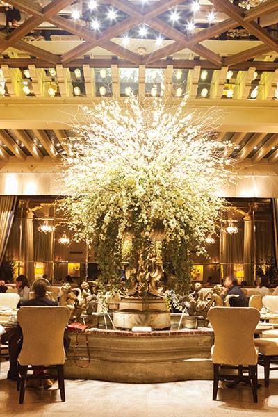 TeaTimeMag's tweet image. Today we are taking a look at the @DrakeChicago for an elegant tea. #AfternoonTea #TakingTea bit.ly/GetTakingTea