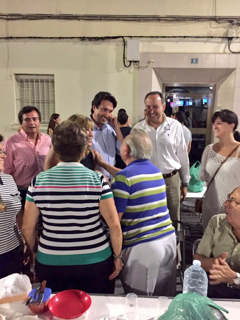 VicenteBetoret's tweet photo. Esta noche estamos en #Paiporta, cenando con los compañeros con motivo de las Fiestas de San Roc. #fentpartit https://t.co/kdr35pcOjM