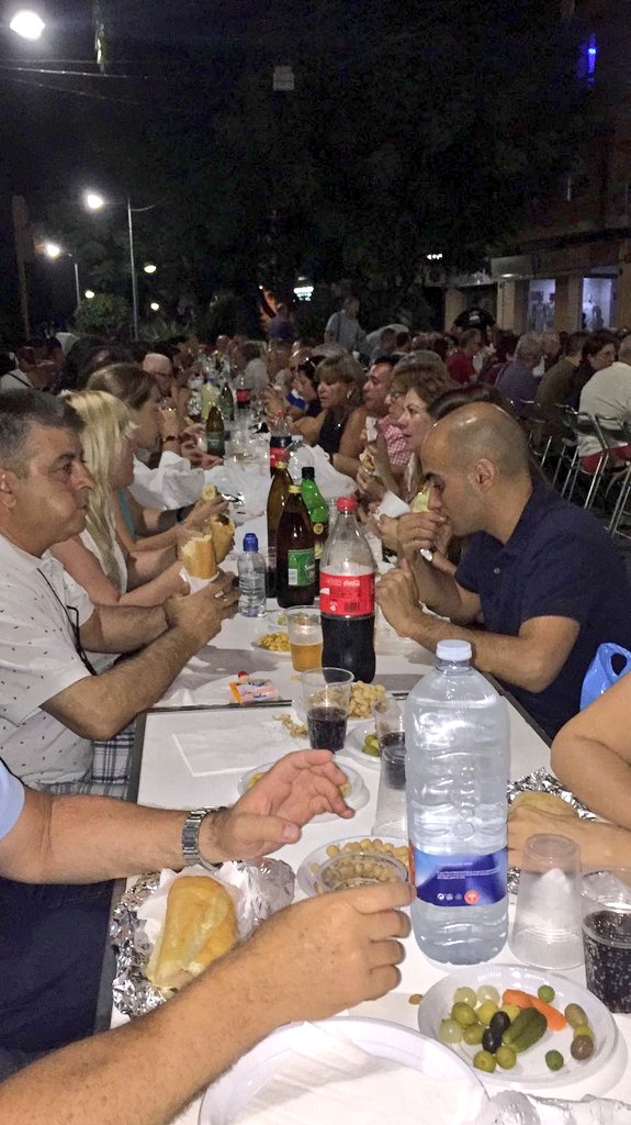 VicenteBetoret's tweet photo. Esta noche estamos en #Paiporta, cenando con los compañeros con motivo de las Fiestas de San Roc. #fentpartit https://t.co/kdr35pcOjM