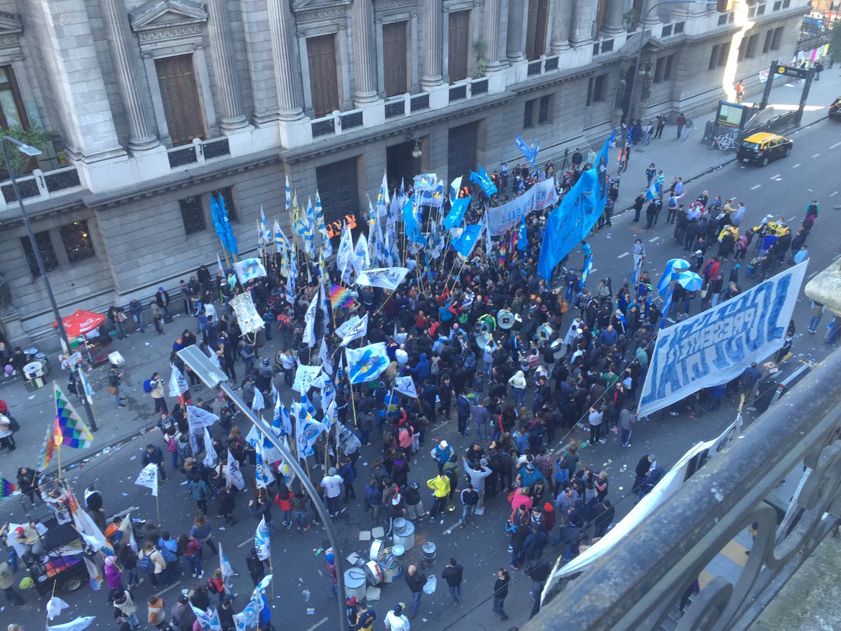 ElCipayo's tweet image. Se comían los chicos crudos, ahora no juntan gente ni para votar en un consorcio.