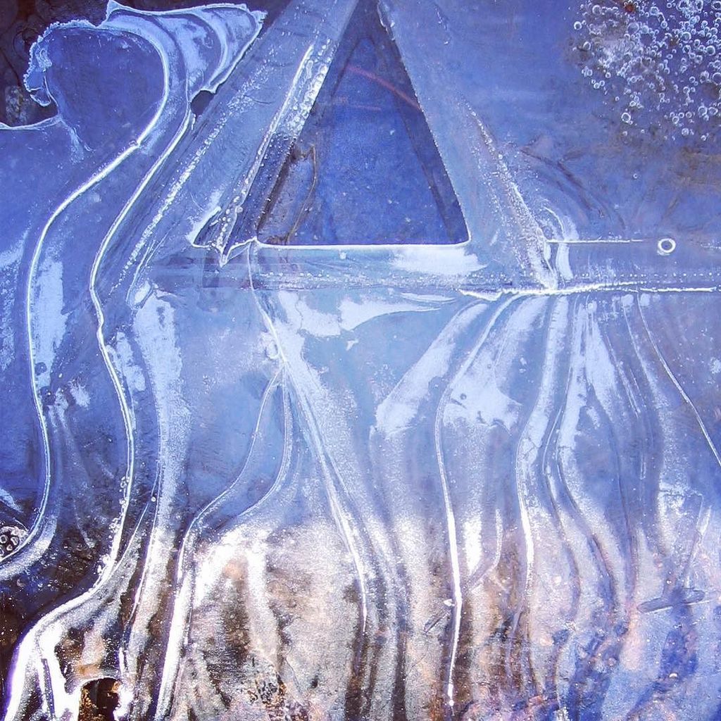 BenLyleBedard's tweet image. Natural triangle in ice #geometryinnature ift.tt/2b4GZHj