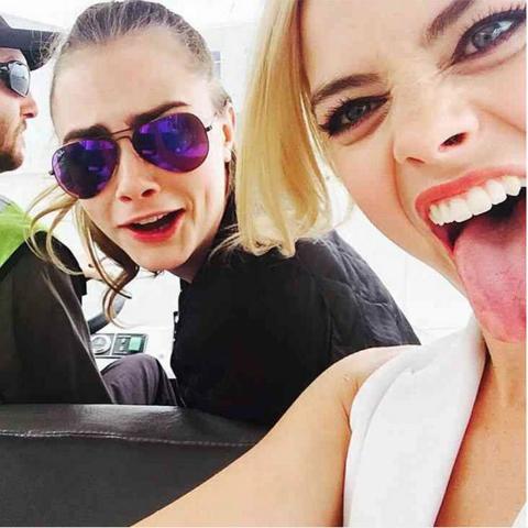 ChrisEvansFaans's tweet photo. Amo a Margot Robbie y a Cara Delevingne juntas 😍💕♥ https://t.co/jtZYCUkw7N
