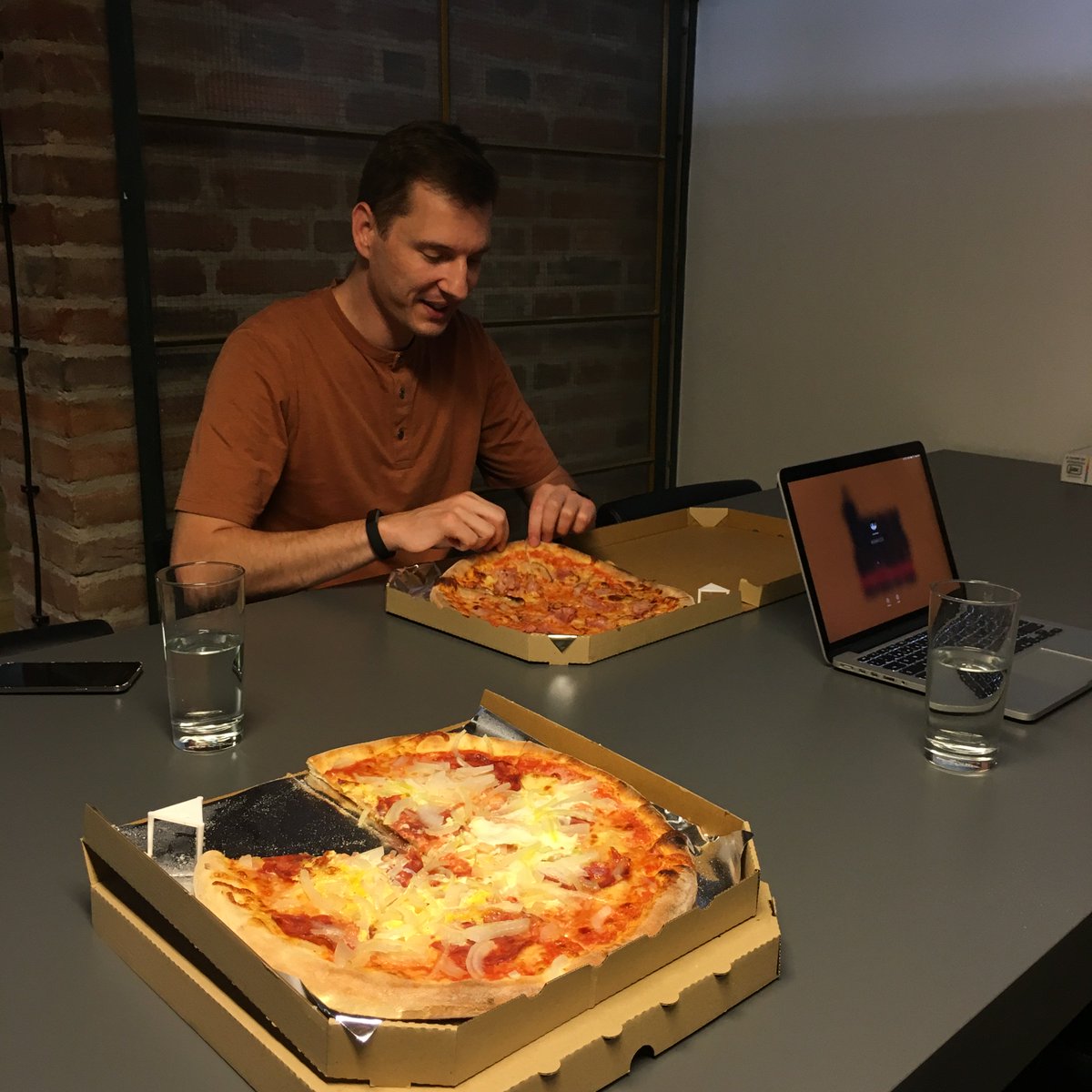 jirkapenzes's tweet photo. S @JaroslavHolan jsme si dali malý hackaton a nakódili Facebook photo Dashboard #topmonks https://t.co/wBhbBBCEm7