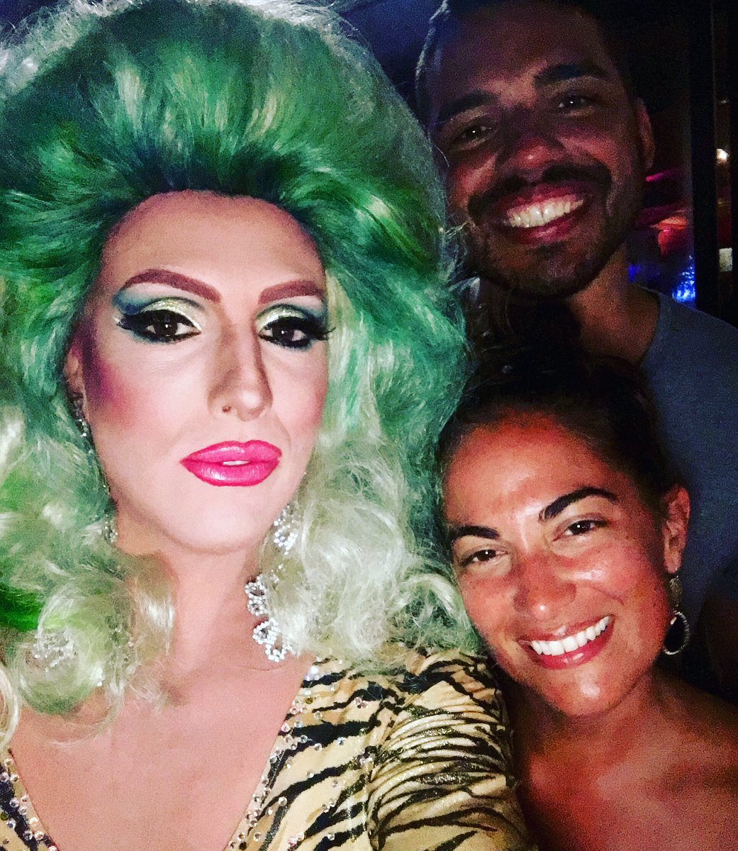 HeddaLettucenyc's tweet photo. A great selfie makes me moist like a Little Debbie Snack Treat. #littledebbiesnacktreat #iammoist #sexyselfie https://t.co/LOeTri31Kc