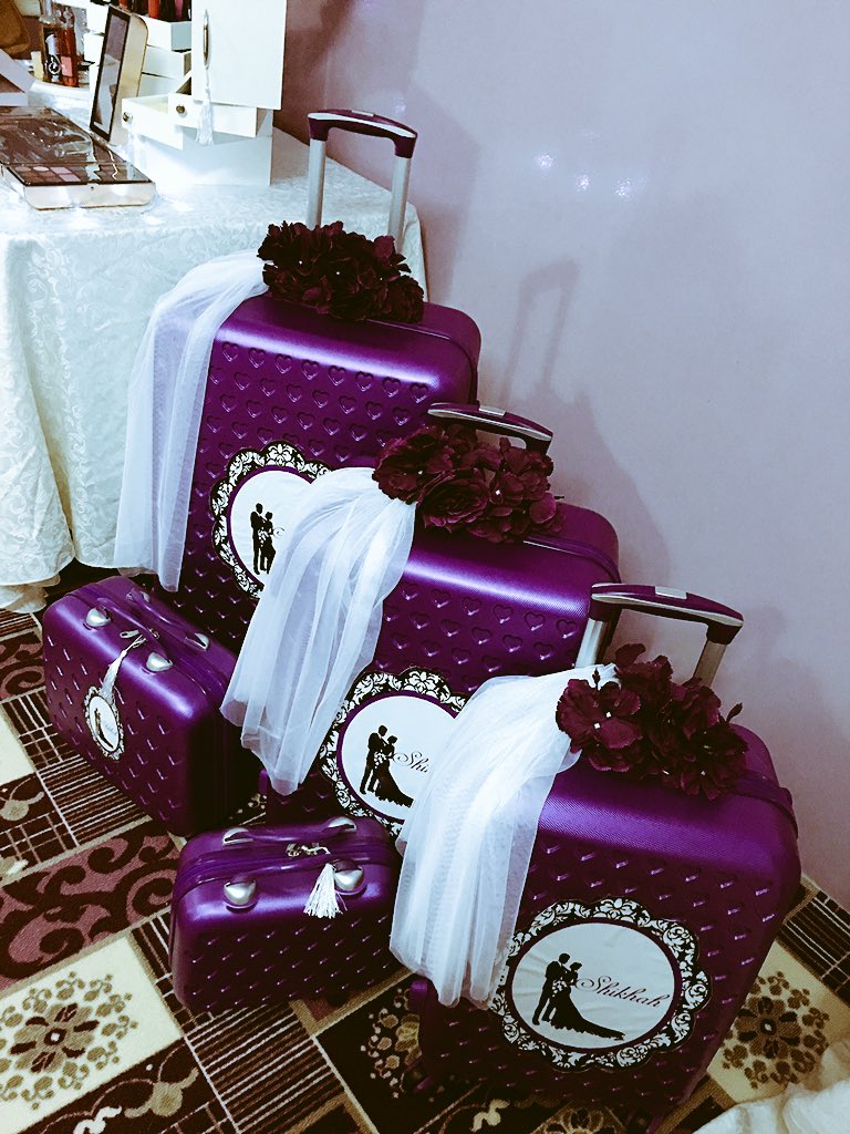 اقترب موعد زفافها وهاهي تلملم ماتبقى من أشيائها لتودع والديها وإخوانها وتبتدي حياه جديده اللهم وفقهاوسخر لهازوجها