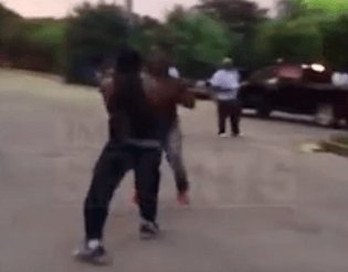 RedCupSports's tweet photo. Leonard Fournette’s Got A Pretty Mean Right Hook https://t.co/oJdUVjzWZI https://t.co/sRKchc54dv